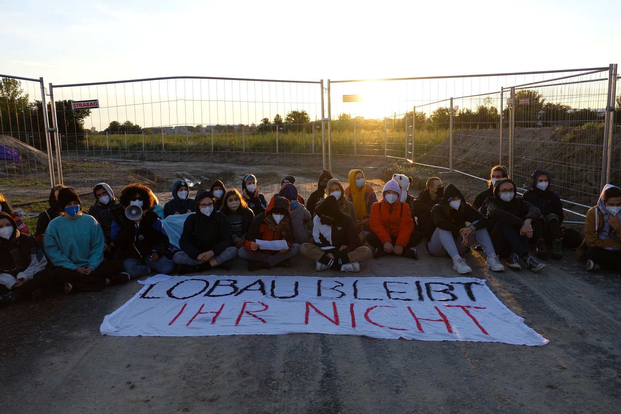 Presseaussendung: 100 Aktivist:innen blockieren Bau der Stadtautobahn