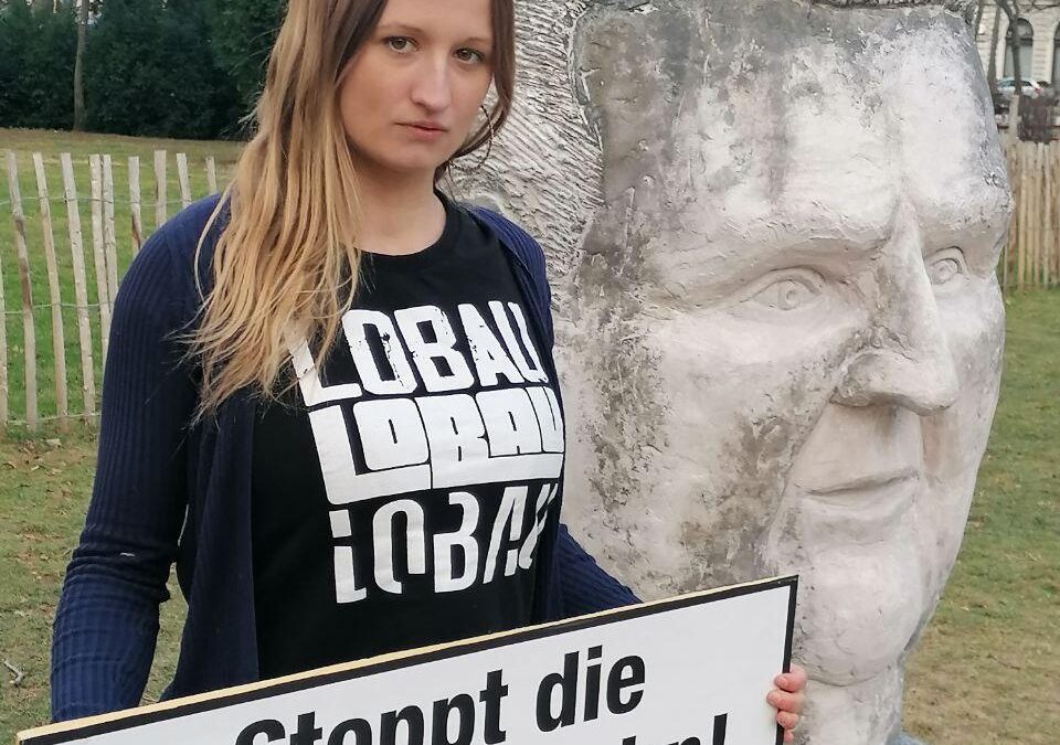 Presseaussendung: Greenpeace und junge Klimabewegung enthüllen Michael Ludwig-Mahnmal für Wiener Betonpolitik